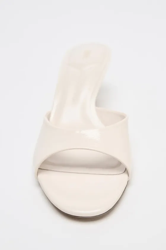 БОСОНОЖКИ ИЗ ЛАКИРОВАННОЙ ИСКУССТВЕННОЙ КОЖИ