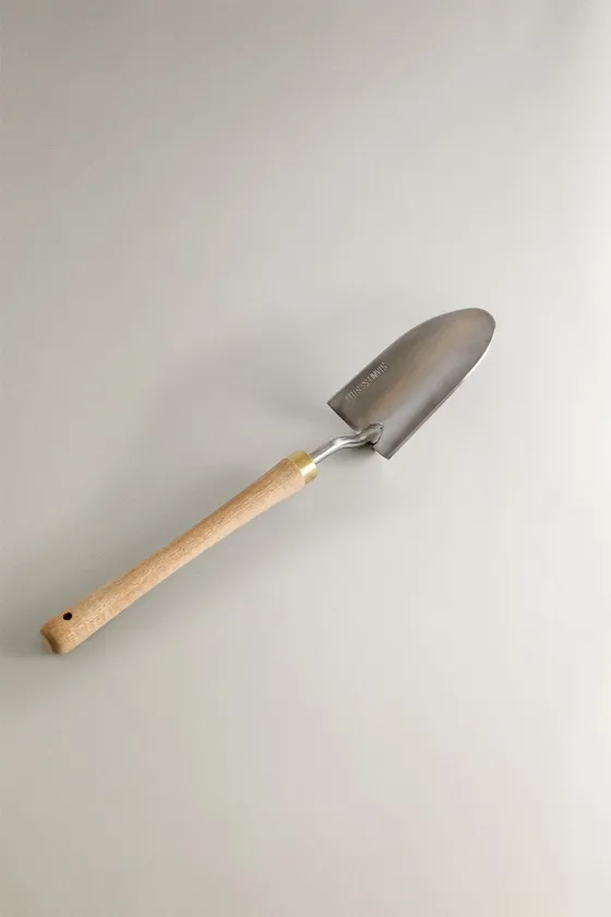 садовый совок с деревянной ручкой