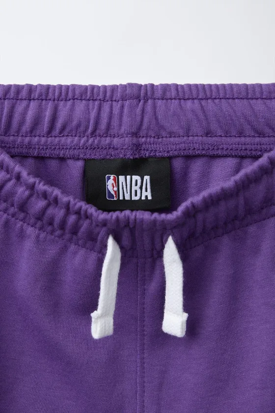 ШОРТЫ-БЕРМУДЫ С ПРИНТОМ LAKERS NBA ©