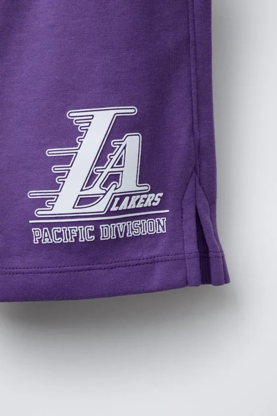 ШОРТЫ-БЕРМУДЫ С ПРИНТОМ LAKERS NBA ©