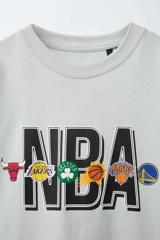 ФУТБОЛКА С ПРИНТОМ И НАШИВКАМИ NBA ©