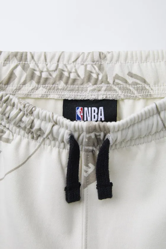 ШОРТЫ-БЕРМУДЫ INTERLOCK С ПРИНТОМ NBA ©