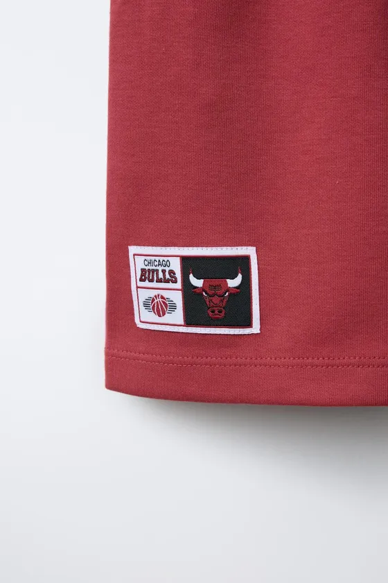 ШОРТЫ-БЕРМУДЫ INTERLOCK С ПРИНТОМ CHICAGO BULLS NBA ©