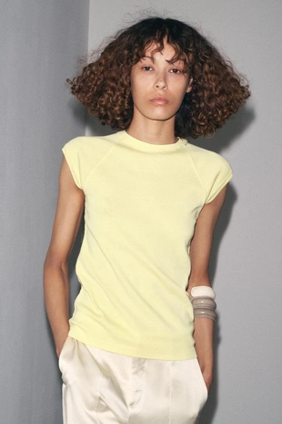 Футболка из хлопка с эффектом потертости- Заказать в России