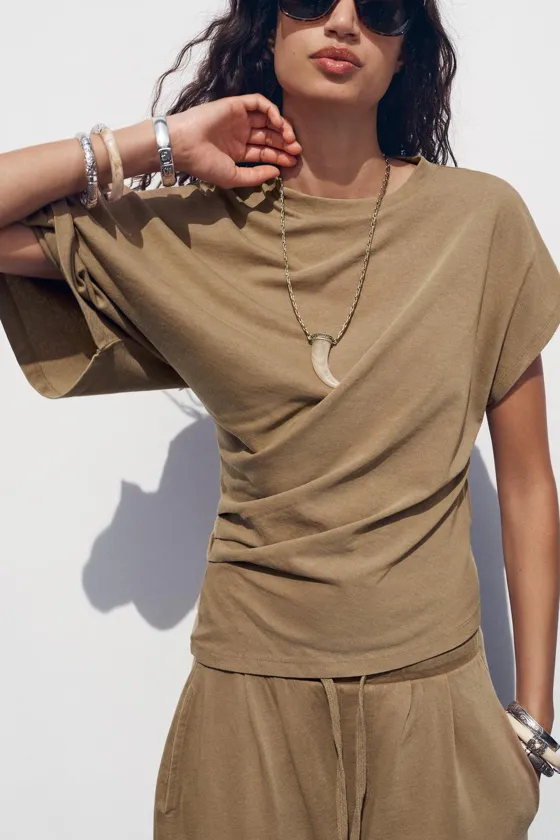 ФУТБОЛКА АСИММЕТРИЧНОГО КРОЯ ИЗ ТКАНИ С ЭФФЕКТОМ ПОТЕРТОСТИ