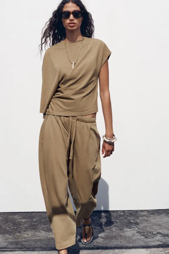 ФУТБОЛКА АСИММЕТРИЧНОГО КРОЯ ИЗ ТКАНИ С ЭФФЕКТОМ ПОТЕРТОСТИ