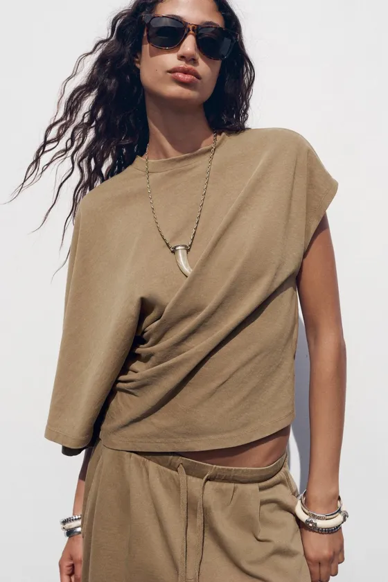 ФУТБОЛКА АСИММЕТРИЧНОГО КРОЯ ИЗ ТКАНИ С ЭФФЕКТОМ ПОТЕРТОСТИ