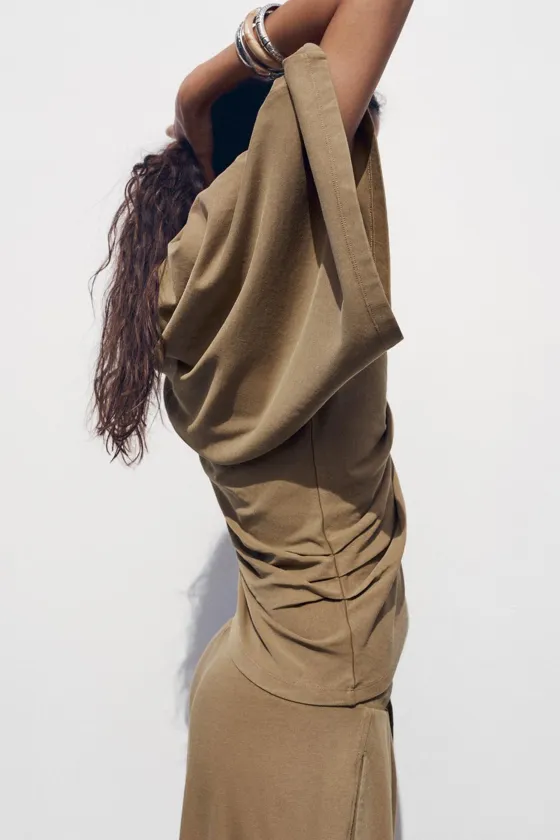 ФУТБОЛКА АСИММЕТРИЧНОГО КРОЯ ИЗ ТКАНИ С ЭФФЕКТОМ ПОТЕРТОСТИ