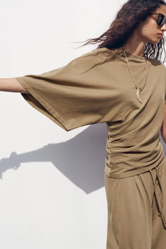 ФУТБОЛКА АСИММЕТРИЧНОГО КРОЯ ИЗ ТКАНИ С ЭФФЕКТОМ ПОТЕРТОСТИ