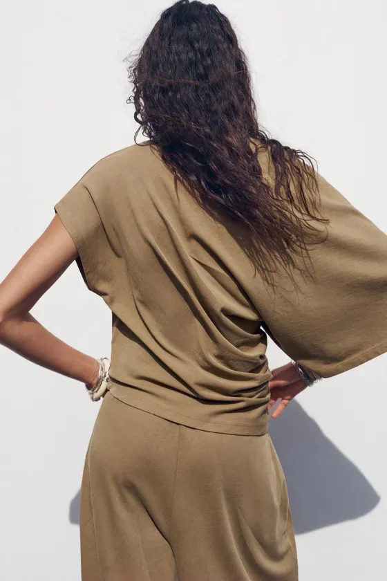 ФУТБОЛКА АСИММЕТРИЧНОГО КРОЯ ИЗ ТКАНИ С ЭФФЕКТОМ ПОТЕРТОСТИ