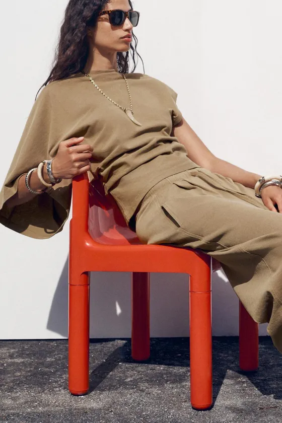 ФУТБОЛКА АСИММЕТРИЧНОГО КРОЯ ИЗ ТКАНИ С ЭФФЕКТОМ ПОТЕРТОСТИ