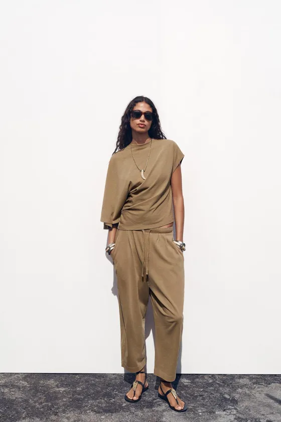 ФУТБОЛКА АСИММЕТРИЧНОГО КРОЯ ИЗ ТКАНИ С ЭФФЕКТОМ ПОТЕРТОСТИ