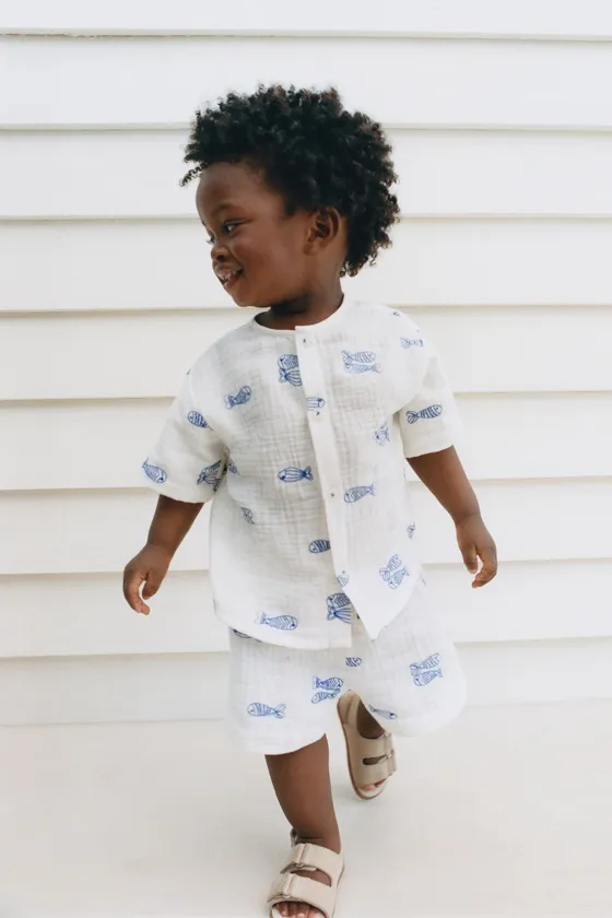 РУБАШКА ИЗ РЕЛЬЕФНОЙ ТКАНИ С ВЫШИВКОЙ «РЫБА»