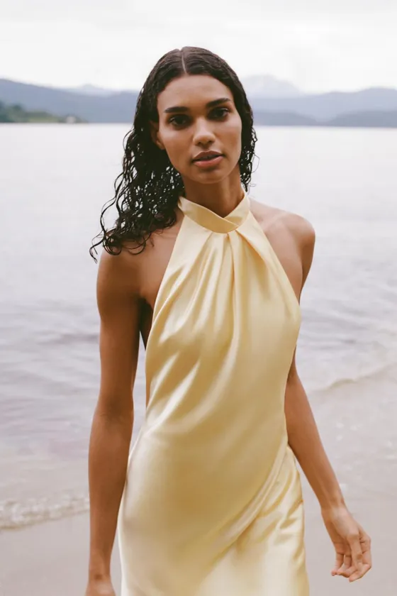 АТЛАСНОЕ ПЛАТЬЕ МИДИ С ГОРЛОВИНОЙ ХАЛТЕР