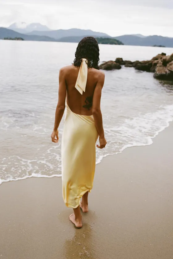 АТЛАСНОЕ ПЛАТЬЕ МИДИ С ГОРЛОВИНОЙ ХАЛТЕР