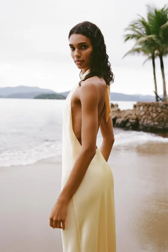 АТЛАСНОЕ ПЛАТЬЕ МИДИ С ГОРЛОВИНОЙ ХАЛТЕР