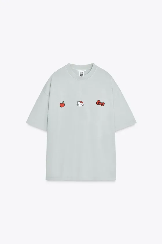ФУТБОЛКА ИЗ ТКАНИ С ЭФФЕКТОМ ПОТЕРТОСТИ С ПРИНТОМ HELLO KITTY © 2025 SANRIO T-SHIRT