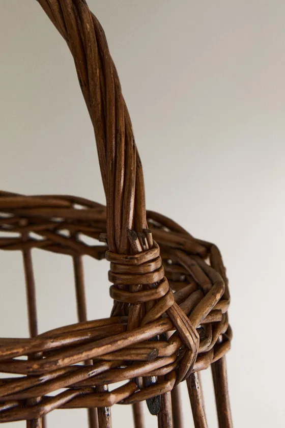 высокая корзина из ротанга