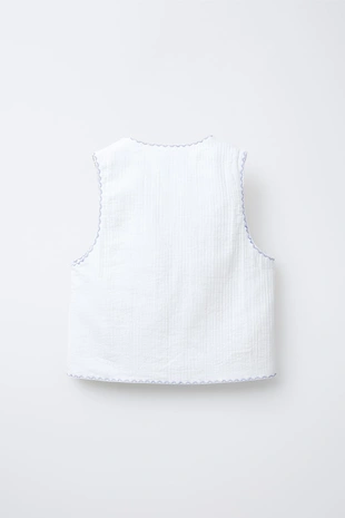 Стеганый жилет с контрастной вышивкой- Заказать в России