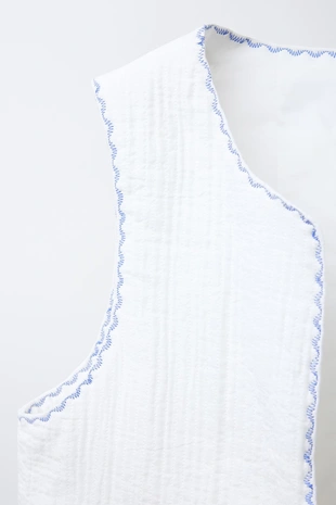 Стеганый жилет с контрастной вышивкой- Заказать в России