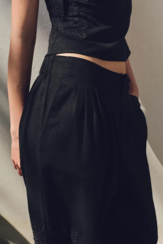 БРЮКИ С ВЫШИВКОЙ И ЗАЩИПАМИ