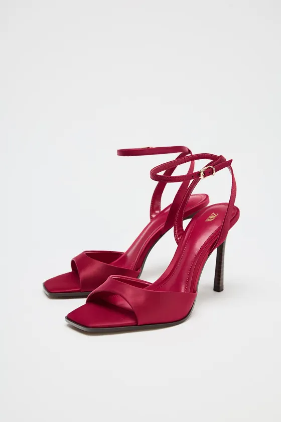 АТЛАСНЫЕ БОСОНОЖКИ НА ВЫСОКОМ КАБЛУКЕ