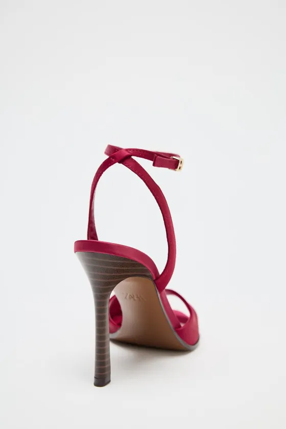 АТЛАСНЫЕ БОСОНОЖКИ НА ВЫСОКОМ КАБЛУКЕ