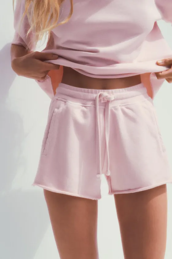 ШОРТЫ ИЗ МЯГКОЙ ТКАНИ С ЭФФЕКТОМ ПОТЕРТОСТИ