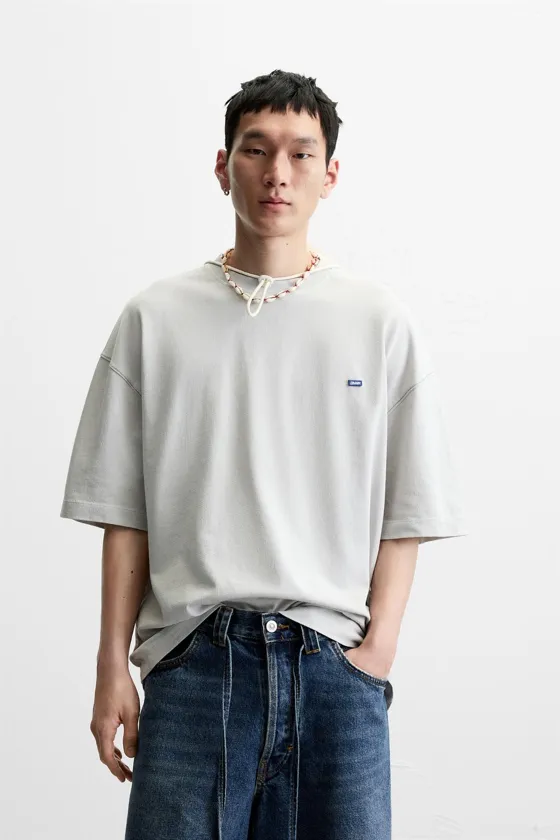 ФУТБОЛКА ИЗ РЕЛЬЕФНОЙ ТКАНИ С НАШИВКОЙ