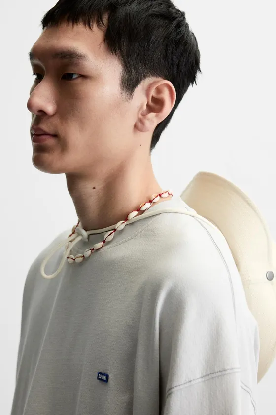 ФУТБОЛКА ИЗ РЕЛЬЕФНОЙ ТКАНИ С НАШИВКОЙ