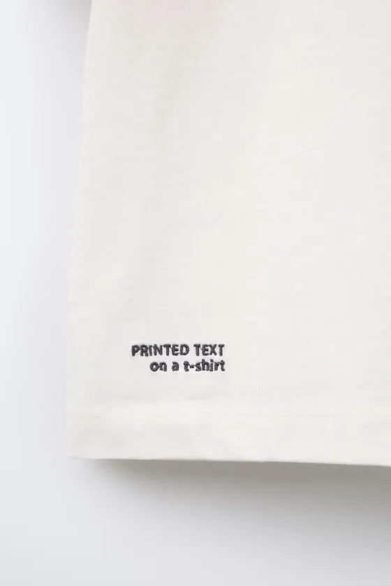 ФУТБОЛКА ИЗ ПЛОТНОЙ ТКАНИ С ВЫШИТОЙ НАДПИСЬЮ