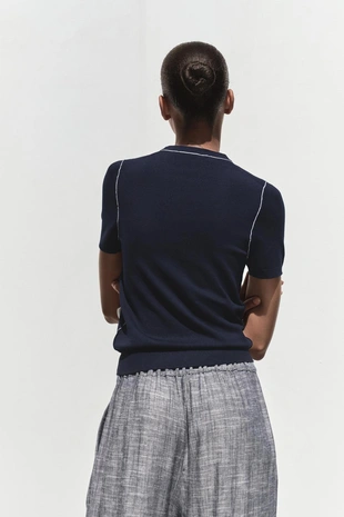 Трикотажный топ с короткими рукавами и окантовкой