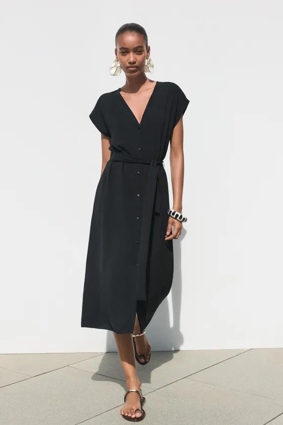 СТРУЯЩЕЕСЯ ПЛАТЬЕ С ПОЯСОМ