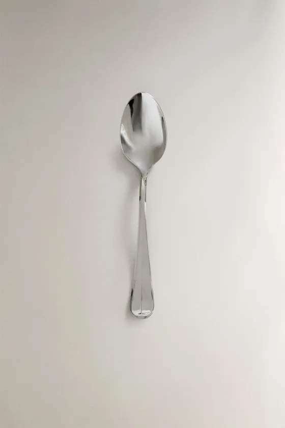 Серебристая стальная ложка