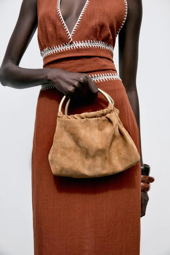 МАЛЕНЬКАЯ ЗАМШЕВАЯ СУМКА-БОУЛИНГ С МЕТАЛЛИЧЕСКОЙ РУЧКОЙ