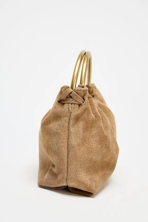 МАЛЕНЬКАЯ ЗАМШЕВАЯ СУМКА-БОУЛИНГ С МЕТАЛЛИЧЕСКОЙ РУЧКОЙ