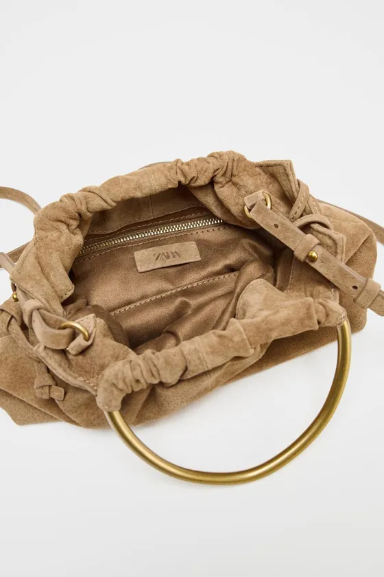 МАЛЕНЬКАЯ ЗАМШЕВАЯ СУМКА-БОУЛИНГ С МЕТАЛЛИЧЕСКОЙ РУЧКОЙ