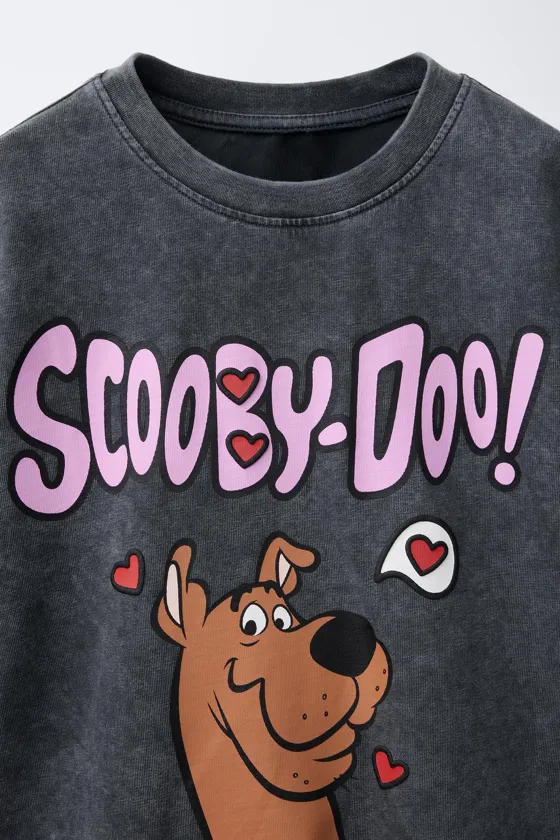 ФУТБОЛКА С ЭФФЕКТОМ ПОТЕРТОСТИ И ПРИНТОМ SCOOBY DOO ™