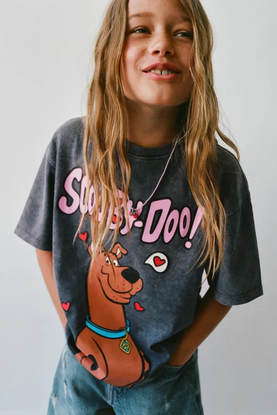 ФУТБОЛКА С ЭФФЕКТОМ ПОТЕРТОСТИ И ПРИНТОМ SCOOBY DOO ™