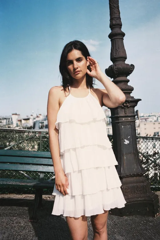 ПЛАТЬЕ С ВЫРЕЗОМ ХАЛТЕР И ВОЛАНАМИ