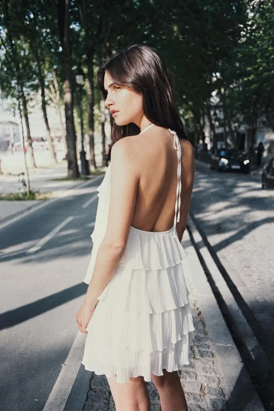 ПЛАТЬЕ С ВЫРЕЗОМ ХАЛТЕР И ВОЛАНАМИ