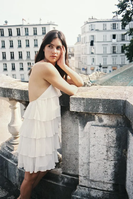 ПЛАТЬЕ С ВЫРЕЗОМ ХАЛТЕР И ВОЛАНАМИ