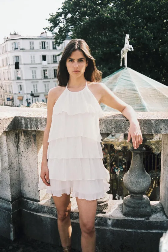 ПЛАТЬЕ С ВЫРЕЗОМ ХАЛТЕР И ВОЛАНАМИ