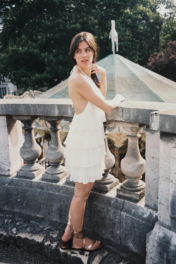 ПЛАТЬЕ С ВЫРЕЗОМ ХАЛТЕР И ВОЛАНАМИ