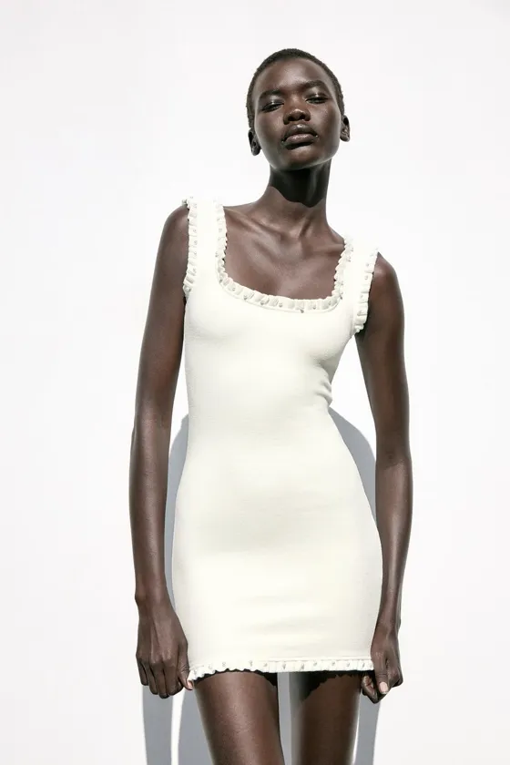 КОРОТКОЕ ПЛАТЬЕ С ДЕКОРАТИВНЫМИ ДЕТАЛЯМИ