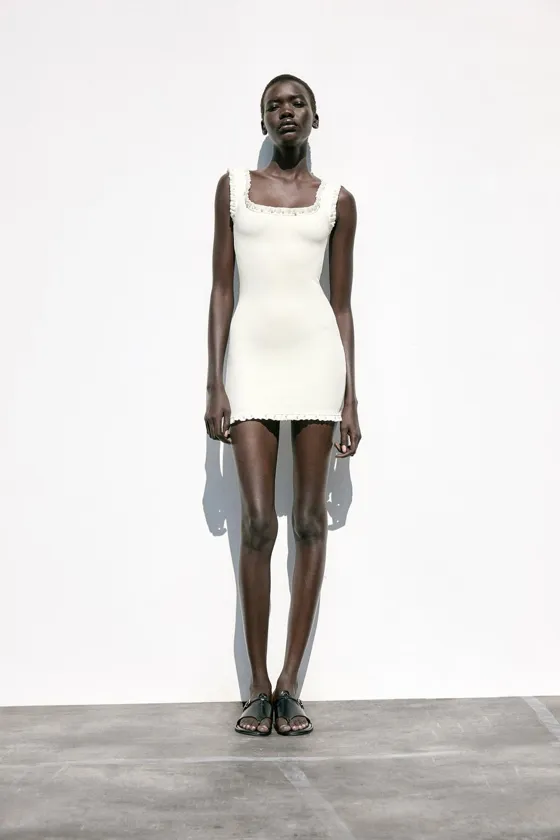 КОРОТКОЕ ПЛАТЬЕ С ДЕКОРАТИВНЫМИ ДЕТАЛЯМИ