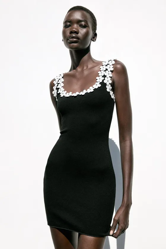 КОРОТКОЕ ПЛАТЬЕ С ДЕКОРАТИВНЫМИ ДЕТАЛЯМИ