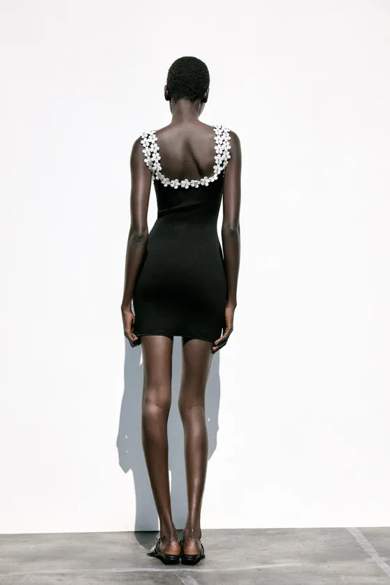 КОРОТКОЕ ПЛАТЬЕ С ДЕКОРАТИВНЫМИ ДЕТАЛЯМИ