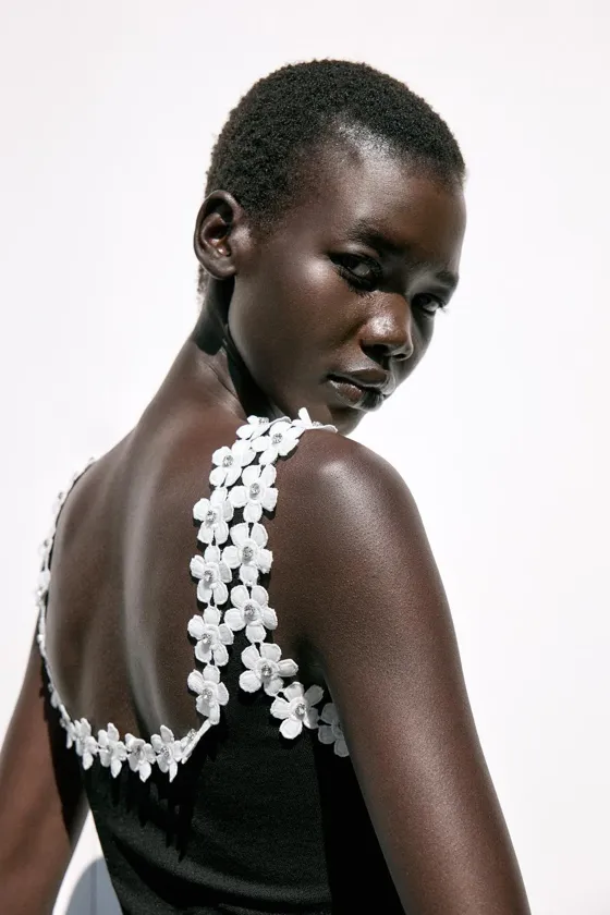 КОРОТКОЕ ПЛАТЬЕ С ДЕКОРАТИВНЫМИ ДЕТАЛЯМИ