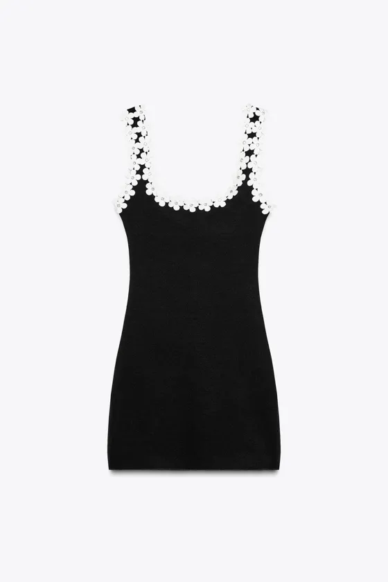 КОРОТКОЕ ПЛАТЬЕ С ДЕКОРАТИВНЫМИ ДЕТАЛЯМИ